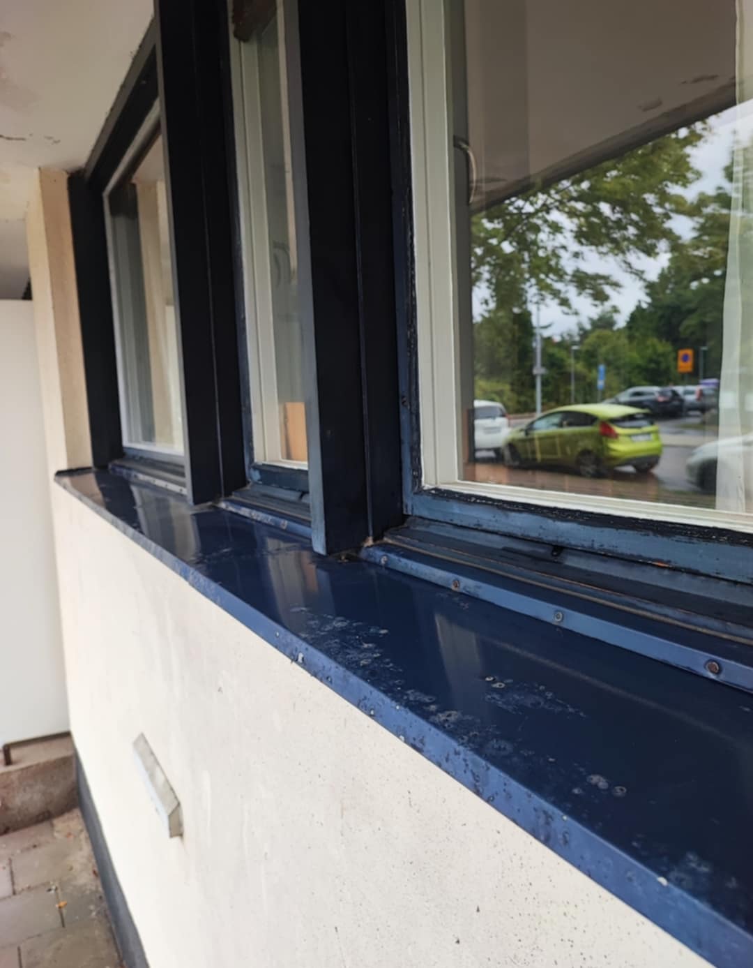Utvändig fönsterputsning av modern bostad